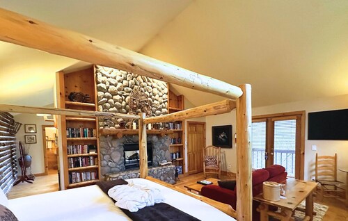 Meadow Bright Suite at RiverSong Inn in Estes Park - Riverside in Rocky Mountain National Park