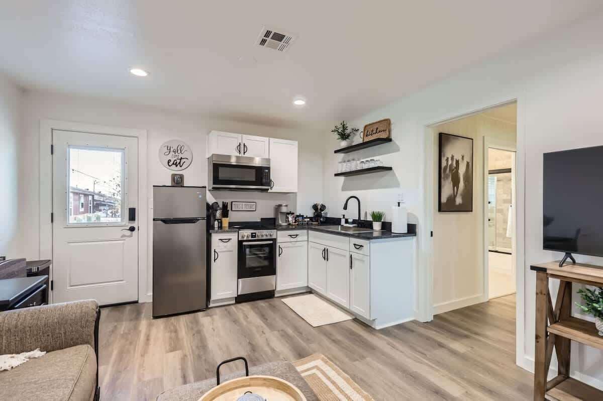 Refrigerador, microondas, horno y parrilla de estufa 