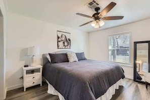 2 bedrooms, desk, iron/ironing board, travel crib - The Galloping Getaway-Walk to the Historic Square! (Georgetown)