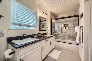 Dusche, Haartrockner, Handtücher