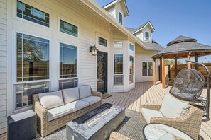 Terrace/patio - The Terra Cottage-Guest house with a pool in GTX! (Georgetown)