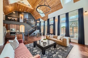 Televisie, boeken en een kantoor