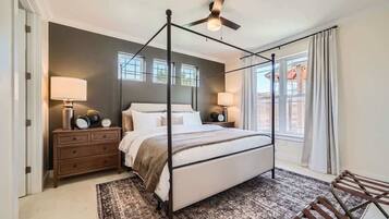 2 quartos, escrivaninha, ferros/tábuas de passar roupa, berço de viagem