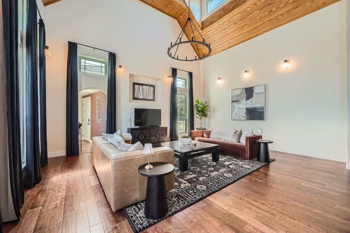 TV, bøker og kontorer