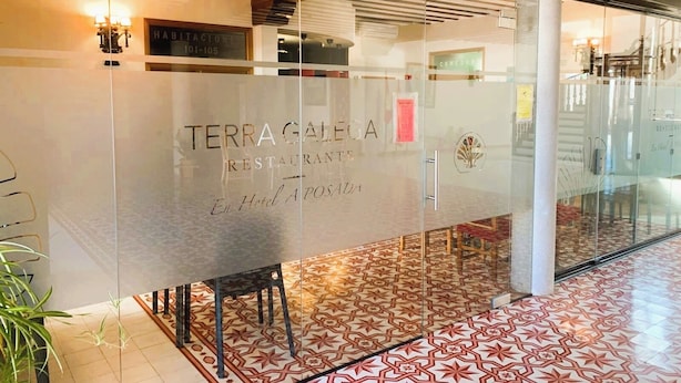 A glass wall with the name 'TERRAGALEGA RESTAURANT' and 'En Hotel A POSADA' written on it. - Hotel A Posada (Tembleque)