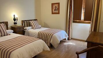 Habitación con 2 camas individuales | Wifi gratis y ropa de cama