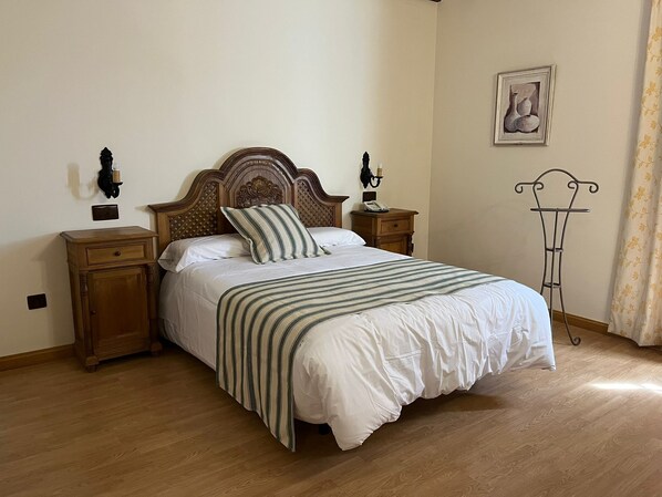 Double Room Single Use | Desk, free cribs/infant beds, free WiFi, bed sheets