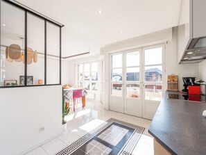 Réfrigérateur, four à micro-ondes, un four, surface de cuisson