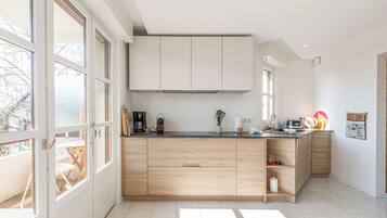 Réfrigérateur, micro-ondes, four, plaque de cuisson