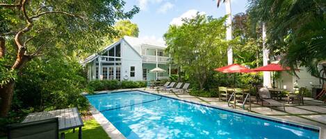 Et oppvarmet basseng