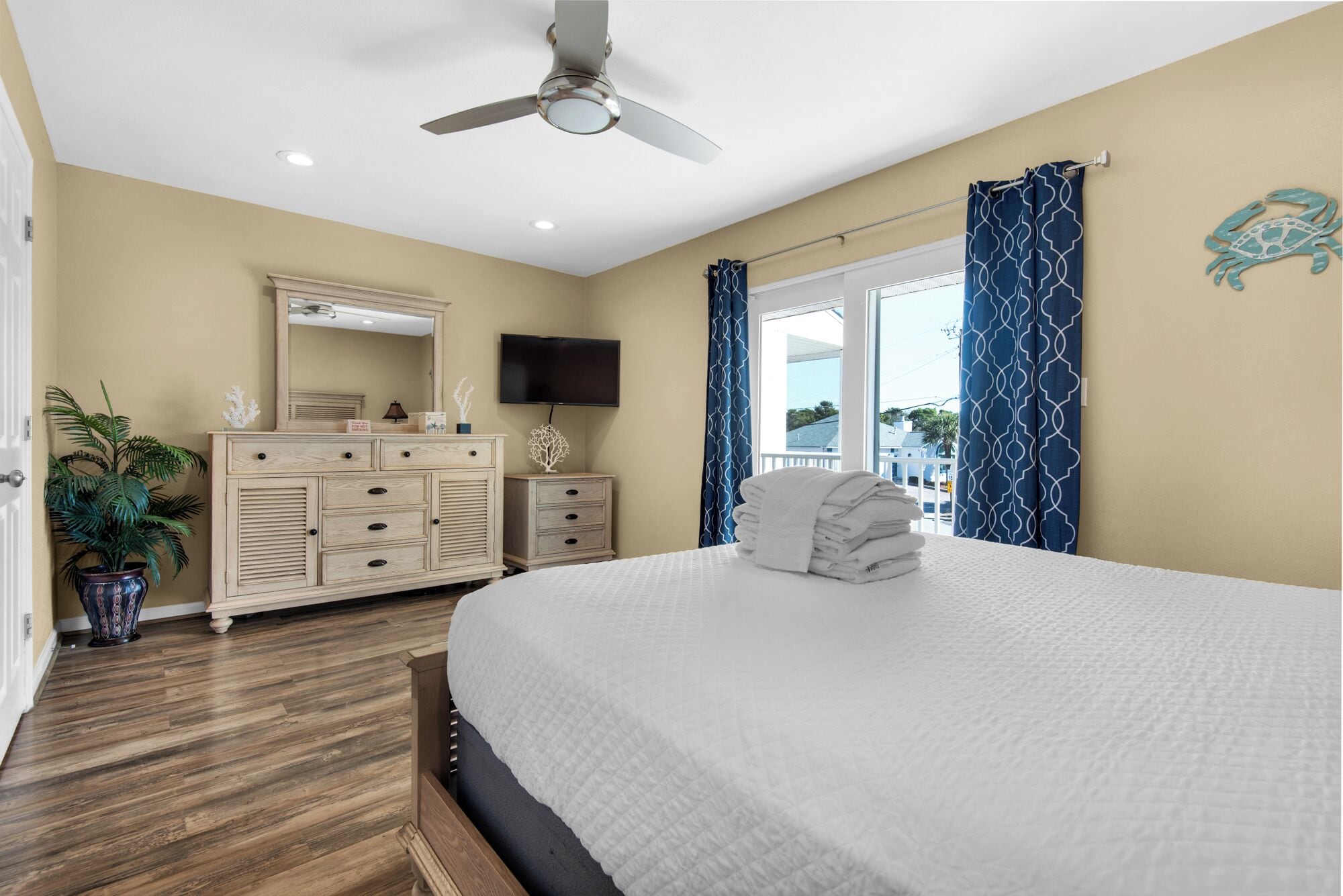 2 bedrooms, individually decorated, individually furnished