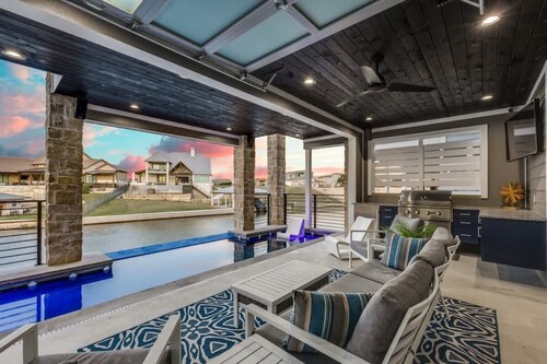 Lonestar Cabana-Lakefront Home w/Private Pool