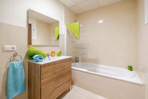 Douche, sèche-cheveux, bidet, serviettes fournies