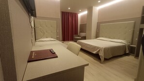 Familienzimmer | Minibar, Zimmersafe, Schreibtisch, laptopgeeigneter Arbeitsplatz