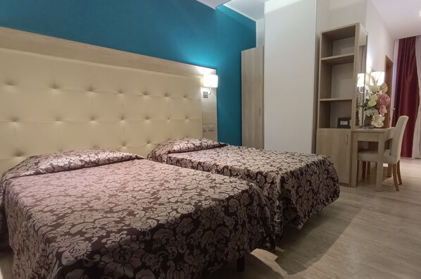 Matrimoniale/2 letti singoli Superior | Minibar, Zimmersafe, Schreibtisch, laptopgeeigneter Arbeitsplatz