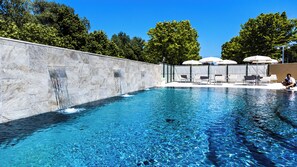 Außenpool (je nach Saison geöffnet), Sonnenschirme, Liegestühle