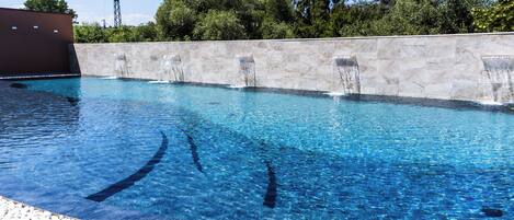 Piscine extérieure (ouverte en saison), parasols de plage
