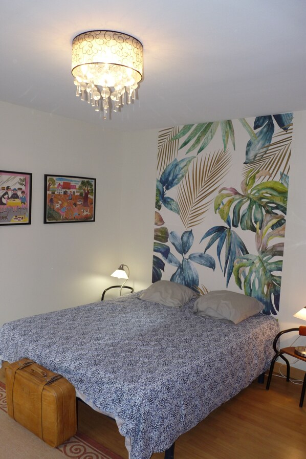 3 bedrooms, desk, iron/ironing board, travel cot