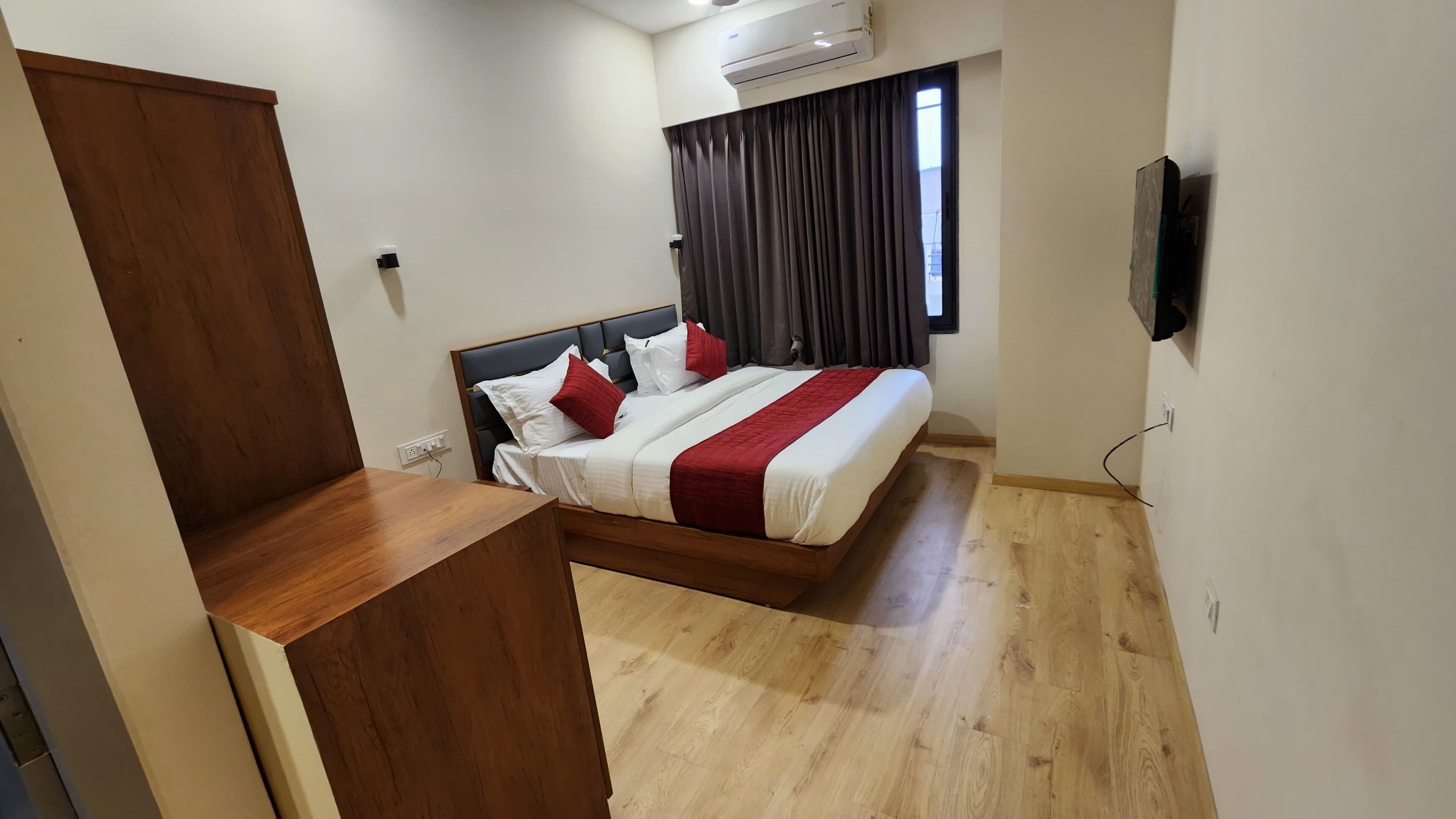 Deluxe Double Room, City View | Desk, laptop workspace, soundproofing, iron/ironing board