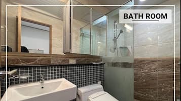 Appartement, 1 slaapkamer, uitzicht op stad | Badkamer | Een douche, gratis toiletartikelen, een haardroger, handdoeken