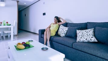 Appartement, 1 slaapkamer, uitzicht op stad | Woonruimte | Een flatscreentelevisie