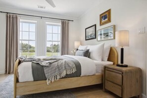 6 bedrooms, desk, iron/ironing board, WiFi