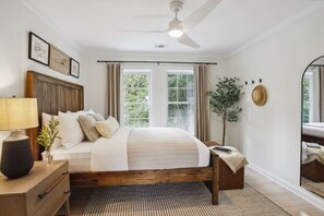 6 bedrooms, desk, iron/ironing board, travel cot - Waterfront Oasis | Hot Tub + Game Room (Savannah)