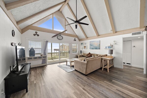 Smart TV, fireplace - Charming 2nd Row Home with Ocean Views (Galveston)