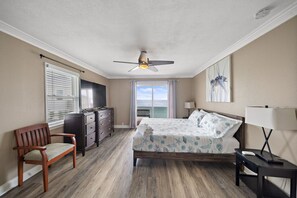 4 habitaciones, escritorio y tabla de planchar con plancha 