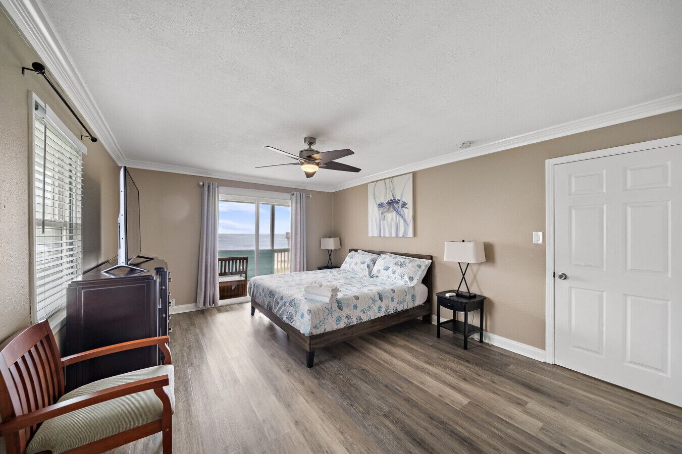 4 chambres, bureau, fer et planche à repasser, lit parapluie