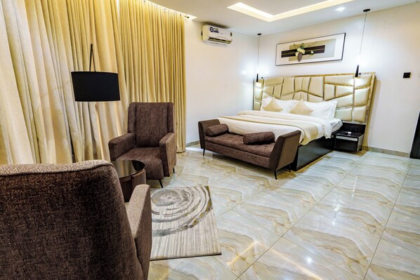 Chambre Double Confort, vue jardin | Bureau, espace de travail pour ordinateur portable