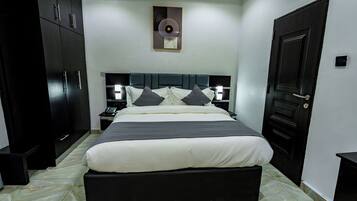 مكتب ومساحة عمل للكمبيوتر المحمول وتجهيزات عازلة للصوت وواي فاي مجانًا