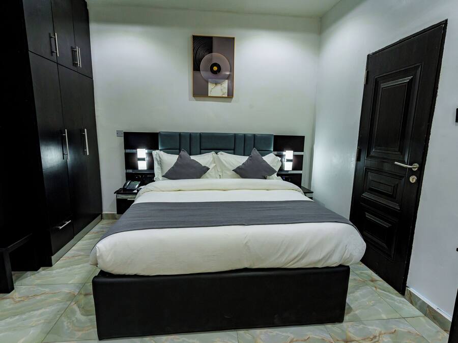 Escritorio y espacio para trabajar con laptop