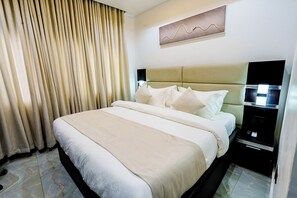Desk, laptop workspace, soundproofing, free WiFi - Roston Hotels  (Port Harcourt)