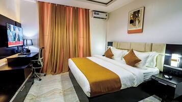 مكتب ومساحة عمل للكمبيوتر المحمول وتجهيزات عازلة للصوت وواي فاي مجانًا