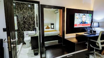 Standardzimmer, Stadtblick | Badezimmer | Kostenlose Toilettenartikel, Handtücher, Seife, Shampoo
