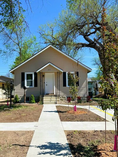 5-bedroom house in Hays with AC, WiFi