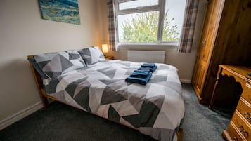 4 bedrooms, desk, iron/ironing board, WiFi