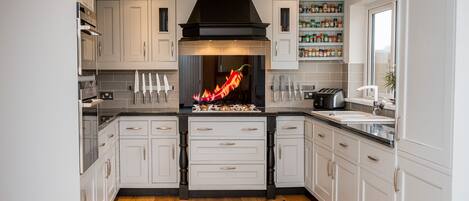 Jääkaappi, mikroaaltouuni, uuni, liesi