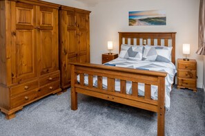 4 Schlafzimmer, Schreibtisch, Bügeleisen/Bügelbrett, WLAN