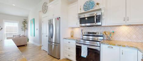 Frigorifero, microonde, forno, piano cottura