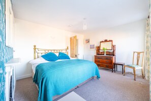 2 bedrooms, iron/ironing board, internet, bed sheets