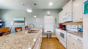 Fridge, microwave, oven, stovetop - Adios Beachachos (Bolivar Peninsula)