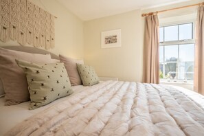 1 bedroom, iron/ironing board, Internet, bed sheets - A delightful mid-terrace Victorian cottage only a short drive from the coast! (Docking)