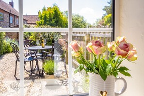 Outdoor dining - A delightful mid-terrace Victorian cottage only a short drive from the coast! (Docking)