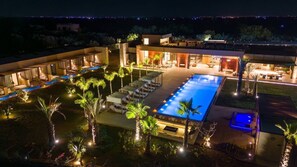 A modern resort with a large swimming pool, outdoor seating, and well-lit areas. - Villa Almaz Marrakech – Palais Exclusif avec Piscine, Spa et Sauna (Tameslouht)