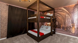 5 bedrooms, iron/ironing board, WiFi, bed sheets