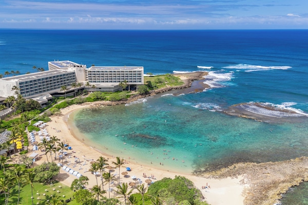 Accommodatie ligt op het strand, ligstoelen, strandlakens