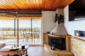 TV, fireplace, DVD player, books - Seaview & Nature Retreat - Filiatras Cozy Hideaway (Filiatra)