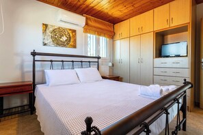 2 soverom, skrivebord, strykejern/-brett og reiseseng for barn